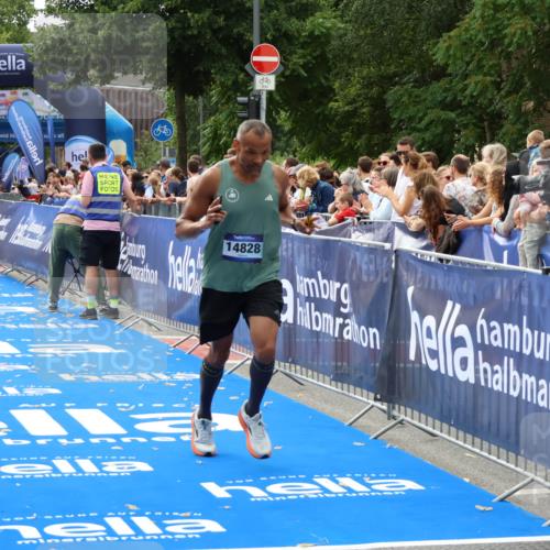 29.06.2025 - hella hamburg halbmarathon Zöllner http://msf.ph/oto/8176326 29.06.2025 10:27:10 Ziel 14828 meine-sportfotos.de