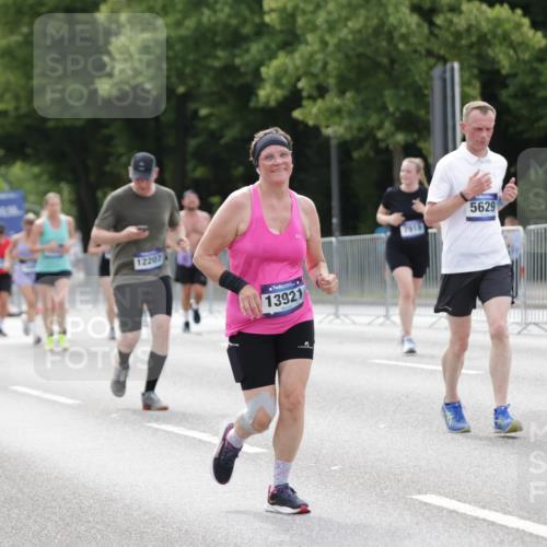 29.06.2025 - hella hamburg halbmarathon Jannik Wohlers http://msf.ph/oto/8176377 29.06.2025 10:22:26 Lombardsbrücke 1029, 1853, 2294, 2766, 3003, 3029, 3034, 3600, 3601, 5223, 5343, 5629, 7188, 7190, 7266, 7529, 7925, 9256, 10086, 10205, 10826, 11665, 12190, 13921, 14525, 14633, 14801, 15469, 15870, 16565, 16566, 16618, 16801, 16863, 17657 meine-sportfotos.de