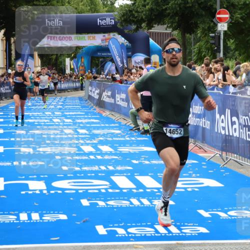 29.06.2025 - hella hamburg halbmarathon Zöllner http://msf.ph/oto/8176389 29.06.2025 10:27:17 Ziel 9097, 15583, 18037, 18124 meine-sportfotos.de