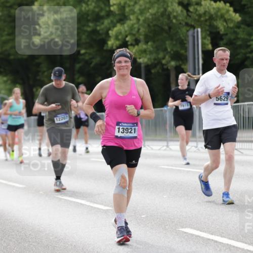 29.06.2025 - hella hamburg halbmarathon Jannik Wohlers http://msf.ph/oto/8176477 29.06.2025 10:22:26 Lombardsbrücke 1029, 1853, 2294, 2766, 3003, 3029, 3034, 3600, 3601, 5223, 5343, 5629, 7188, 7190, 7266, 7529, 7925, 9256, 10086, 10205, 10826, 11665, 12190, 13921, 14525, 14633, 14801, 15469, 15870, 16565, 16566, 16618, 16801, 16863, 17657 meine-sportfotos.de