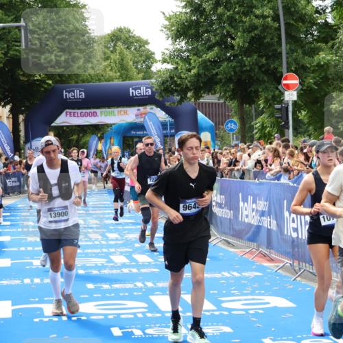 29.06.2025 - hella hamburg halbmarathon Zöllner http://msf.ph/oto/8176766 29.06.2025 10:38:04 Ziel 3530, 7229, 8091, 9643, 9944, 10793, 11049, 11952, 12915, 13900, 14274, 15303, 16698 meine-sportfotos.de