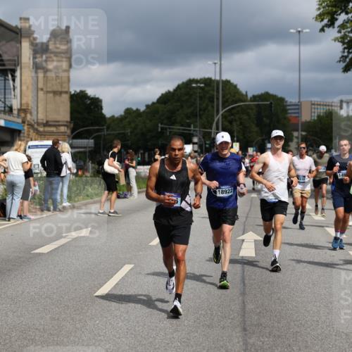 29.06.2025 - hella hamburg halbmarathon Yannick Fuchs http://msf.ph/oto/8177271 29.06.2025 10:42:09 20KM 1320, 1613, 1696, 2213, 2284, 2340, 2708, 2953, 3747, 4324, 4528, 4601, 5024, 5362, 5528, 5915, 6009, 6836, 7599, 8234, 8927, 9262, 9544, 9626, 10969, 11211, 11283, 11961, 12685, 13007, 13948, 14383, 14618, 14619, 15309, 15333, 15478, 15479, 15735, 15808, 16149, 16205, 17451, 17905, 18104, 18206, 18430, 18758, 18836, 18922, 18963, 18974, 19181 meine-sportfotos.de