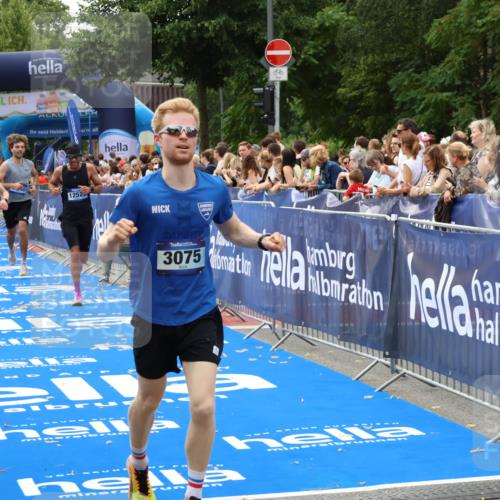 29.06.2025 - hella hamburg halbmarathon Zöllner http://msf.ph/oto/8177688 29.06.2025 10:28:26 Ziel 3075, 5328, 12529, 14140, 16711 meine-sportfotos.de