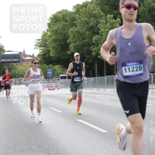 29.06.2025 - hella hamburg halbmarathon Jannik Wohlers http://msf.ph/oto/8177704 29.06.2025 09:42:22 Lombardsbrücke 5612, 7331, 7855, 9269, 10468, 11078, 11228, 12360, 13346, 13872, 13913, 14753, 14836, 16615, 17614, 18740, 19041, 19042, 19050, 19076, 19078 meine-sportfotos.de