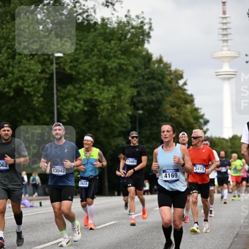 29.06.2025 - hella hamburg halbmarathon Dr. Thomas Lammeyer http://msf.ph/oto/8177813 29.06.2025 10:10:15 Kennedybrücke 1229, 1830, 1842, 2471, 2624, 3062, 4169, 4542, 5431, 5762, 6014, 7741, 8049, 8290, 8744, 8894, 8909, 9477, 9917, 10214, 10781, 10998 meine-sportfotos.de