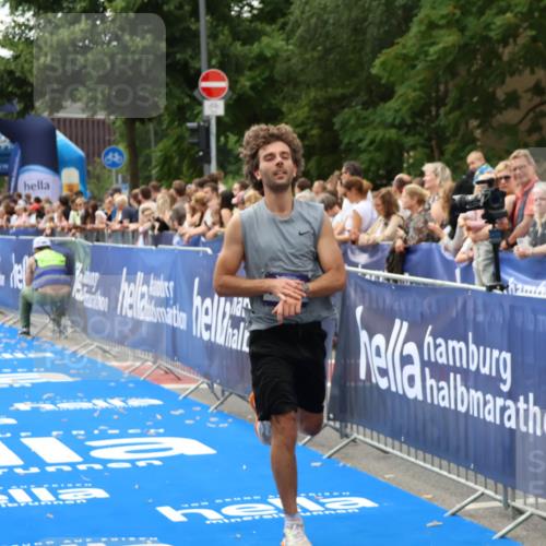 29.06.2025 - hella hamburg halbmarathon Zöllner http://msf.ph/oto/8177819 29.06.2025 10:28:29 Ziel 5328, 12529, 14140, 16711, 17374 meine-sportfotos.de