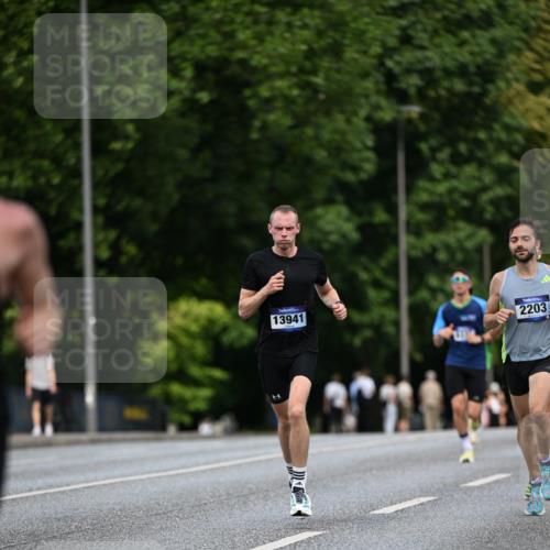 29.06.2025 - hella hamburg halbmarathon Dr. Thomas Lammeyer http://msf.ph/oto/8177914 29.06.2025 09:46:51 Kennedybrücke 2075, 2180, 2203, 2483, 6090, 8318, 8376, 9804, 10351 meine-sportfotos.de