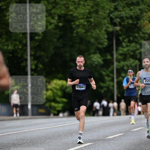 29.06.2025 - hella hamburg halbmarathon Dr. Thomas Lammeyer http://msf.ph/oto/8177921 29.06.2025 09:46:51 Kennedybrücke 2075, 2180, 2203, 2483, 6090, 8318, 8376, 9804, 10351 meine-sportfotos.de