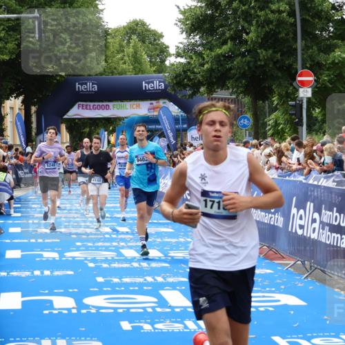 29.06.2025 - hella hamburg halbmarathon Zöllner http://msf.ph/oto/8178039 29.06.2025 10:38:44 Ziel 4148, 5248, 6684, 8450, 9403, 11281, 11282, 12772, 17154, 18188, 19004 meine-sportfotos.de