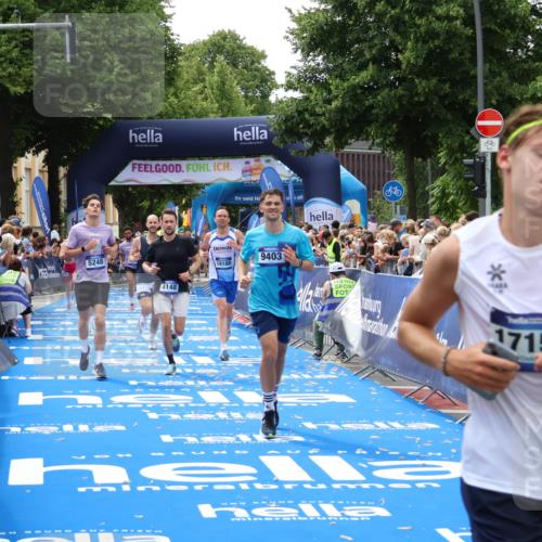 29.06.2025 - hella hamburg halbmarathon Zöllner http://msf.ph/oto/8178054 29.06.2025 10:38:45 Ziel 2296, 2719, 4148, 5248, 6684, 8450, 9403, 11281, 11282, 12772, 13800, 15372, 18188, 19004 meine-sportfotos.de