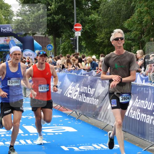 29.06.2025 - hella hamburg halbmarathon Zöllner http://msf.ph/oto/8178312 29.06.2025 10:28:55 Ziel 1827, 2604, 10486, 18763 meine-sportfotos.de