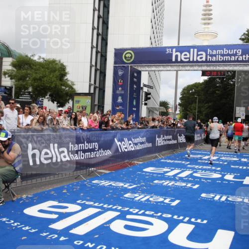 29.06.2025 - hella hamburg halbmarathon Michael Strokosch http://msf.ph/oto/8178365 29.06.2025 10:38:56 Ziel 2980, 3783, 8958, 9264, 9540, 10218, 11055, 13137, 13755, 14093, 15257, 17722 meine-sportfotos.de
