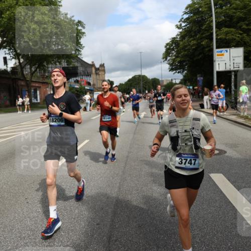 29.06.2025 - hella hamburg halbmarathon Yannick Fuchs http://msf.ph/oto/8178373 29.06.2025 10:42:29 20KM 1086, 1320, 1884, 1914, 2213, 2340, 2442, 3213, 3747, 4324, 4601, 5024, 5362, 5528, 5915, 6081, 6377, 6836, 7367, 8216, 8916, 9262, 9482, 9538, 9638, 10000, 11211, 11467, 11961, 12549, 12747, 13570, 13614, 14383, 14797, 14814, 15309, 15573, 15590, 15629, 15735, 15808, 16094, 16149, 16205, 16269, 16414, 16766, 17007, 18206, 18476, 18790, 18836, 18923, 18963, 19198 meine-sportfotos.de