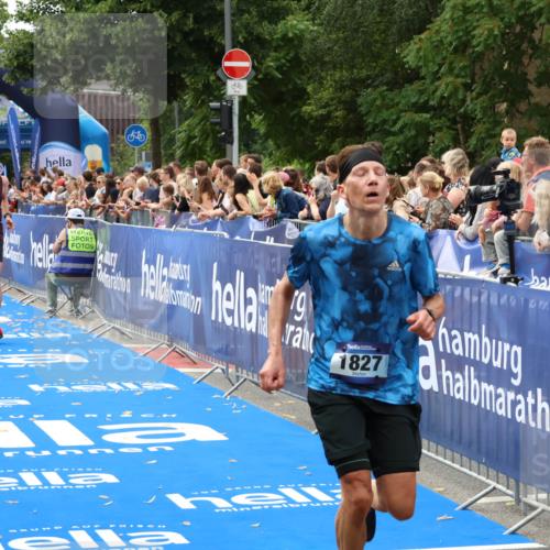 29.06.2025 - hella hamburg halbmarathon Zöllner http://msf.ph/oto/8178410 29.06.2025 10:29:03 Ziel 1827, 10351, 18874, 19142 meine-sportfotos.de