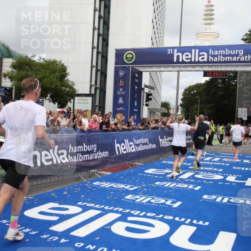 29.06.2025 - hella hamburg halbmarathon Michael Strokosch http://msf.ph/oto/8178420 29.06.2025 10:39:00 Ziel 2980, 3136, 3783, 6682, 8958, 11447, 13137, 15257, 15561, 15873, 17722 meine-sportfotos.de