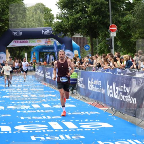 29.06.2025 - hella hamburg halbmarathon Zöllner http://msf.ph/oto/8178425 29.06.2025 10:29:04 Ziel 10351, 18874, 19142 meine-sportfotos.de
