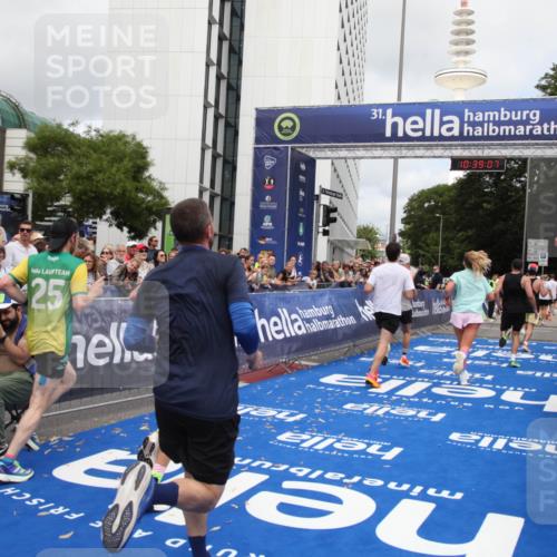 29.06.2025 - hella hamburg halbmarathon Michael Strokosch http://msf.ph/oto/8178512 29.06.2025 10:39:06 Ziel 1164, 1803, 2262, 3136, 4359, 6682, 6686, 6687, 11447, 11619, 15561, 15873, 16820, 18734, 19151 meine-sportfotos.de