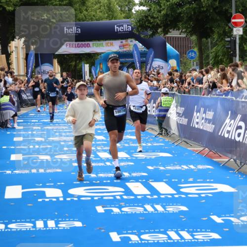 29.06.2025 - hella hamburg halbmarathon Zöllner http://msf.ph/oto/8178532 29.06.2025 10:29:08 Ziel 3043, 8473, 10171, 10351, 16157, 18874 meine-sportfotos.de