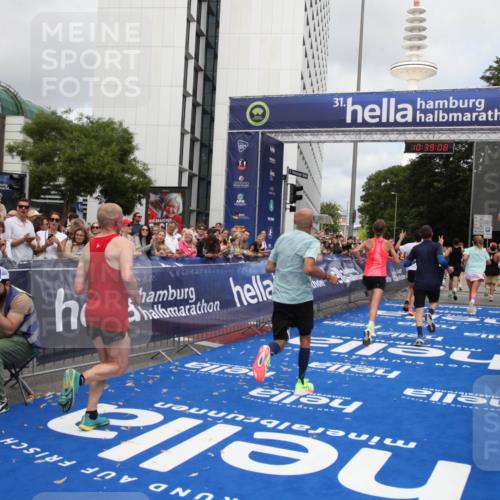 29.06.2025 - hella hamburg halbmarathon Michael Strokosch http://msf.ph/oto/8178533 29.06.2025 10:39:07 Ziel 1164, 1445, 1803, 2262, 3136, 4359, 4759, 6682, 6686, 6687, 11447, 11619, 12137, 15561, 15873, 16820, 18734, 19151 meine-sportfotos.de