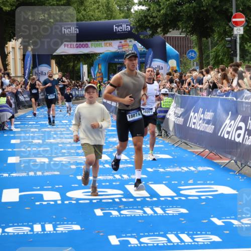 29.06.2025 - hella hamburg halbmarathon Zöllner http://msf.ph/oto/8178541 29.06.2025 10:29:09 Ziel 3043, 8473, 10171, 10351, 16157, 18874, 19194 meine-sportfotos.de