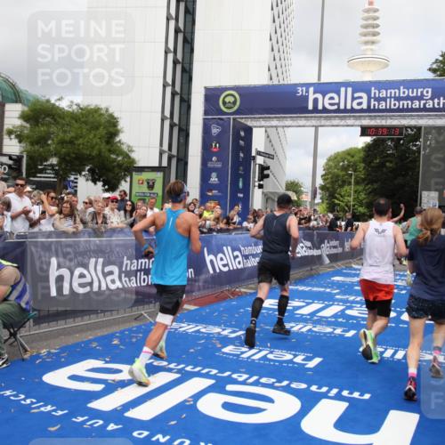 29.06.2025 - hella hamburg halbmarathon Michael Strokosch http://msf.ph/oto/8178665 29.06.2025 10:39:11 Ziel 1164, 1445, 1803, 2262, 4759, 6686, 6687, 11619, 12137, 15556, 16656, 16820, 18149, 18547 meine-sportfotos.de