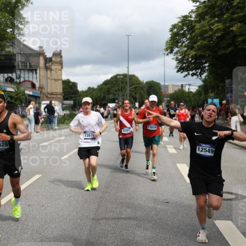 29.06.2025 - hella hamburg halbmarathon Yannick Fuchs http://msf.ph/oto/8178672 29.06.2025 10:42:34 20KM 1086, 1320, 1537, 1884, 1914, 2442, 3213, 3747, 4324, 4711, 5362, 6081, 6377, 6923, 7367, 8216, 8916, 9482, 9538, 9638, 10000, 11211, 11467, 12149, 12549, 12747, 12840, 13570, 13614, 14797, 14814, 14990, 15309, 15573, 15590, 15629, 15735, 15917, 16094, 16149, 16269, 16414, 16766, 17007, 17127, 18206, 18251, 18476, 18790, 18836, 18923, 19198 meine-sportfotos.de