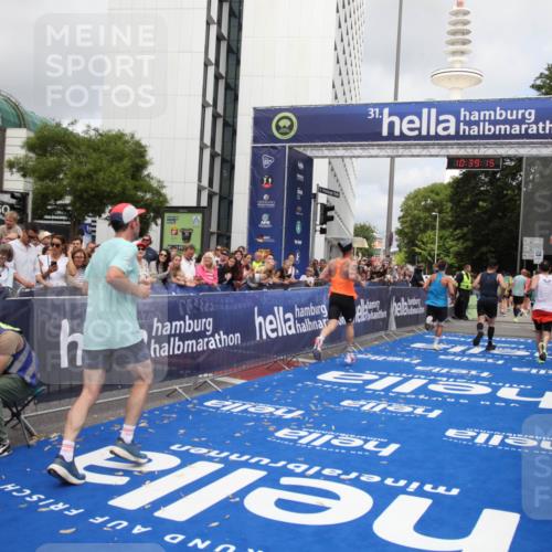 29.06.2025 - hella hamburg halbmarathon Michael Strokosch http://msf.ph/oto/8178710 29.06.2025 10:39:13 Ziel 1445, 3282, 4759, 6686, 6687, 11305, 11619, 12137, 13729, 15556, 16656, 16820, 17668, 18149, 18547 meine-sportfotos.de