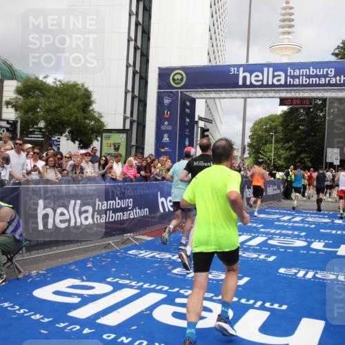 29.06.2025 - hella hamburg halbmarathon Michael Strokosch http://msf.ph/oto/8178744 29.06.2025 10:39:14 Ziel 1445, 3282, 4759, 6686, 6687, 11305, 11619, 12137, 13729, 14311, 15556, 16656, 16820, 17668, 18149, 18547 meine-sportfotos.de