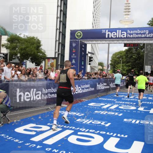 29.06.2025 - hella hamburg halbmarathon Michael Strokosch http://msf.ph/oto/8178782 29.06.2025 10:39:16 Ziel 1445, 2044, 3282, 4565, 4759, 5752, 8925, 11305, 12046, 12137, 13729, 14311, 15556, 16656, 17668, 18149, 18547 meine-sportfotos.de