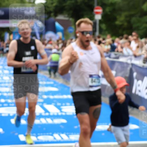 29.06.2025 - hella hamburg halbmarathon Zöllner http://msf.ph/oto/8178840 29.06.2025 10:29:17 Ziel 8473, 12287, 12337, 14395, 19194 meine-sportfotos.de