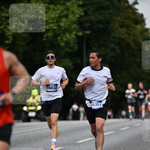 29.06.2025 - hella hamburg halbmarathon Dr. Thomas Lammeyer http://msf.ph/oto/8178850 29.06.2025 09:46:59 Kennedybrücke 1953, 2075, 2180, 2203, 2483, 3189, 3379, 8318, 8376, 9804, 10351 meine-sportfotos.de