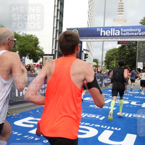 29.06.2025 - hella hamburg halbmarathon Michael Strokosch http://msf.ph/oto/8178875 29.06.2025 10:39:20 Ziel 2044, 3282, 4565, 5752, 6037, 8319, 8925, 11305, 12046, 13479, 13729, 14311, 17646, 17668, 18149 meine-sportfotos.de