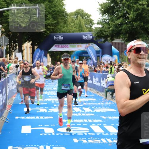29.06.2025 - hella hamburg halbmarathon Zöllner http://msf.ph/oto/8178877 29.06.2025 10:39:11 Ziel 1445, 1803, 2262, 3282, 4759, 6686, 6687, 11619, 12137, 15556, 16656, 16820, 18149, 18547 meine-sportfotos.de