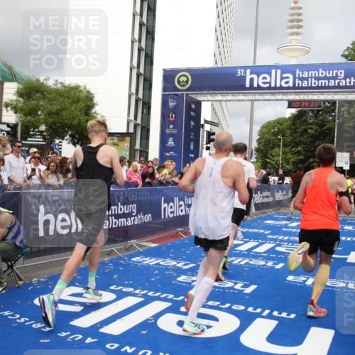 29.06.2025 - hella hamburg halbmarathon Michael Strokosch http://msf.ph/oto/8178902 29.06.2025 10:39:21 Ziel 2044, 3282, 4565, 5752, 6037, 8319, 8925, 11305, 12046, 13479, 13729, 14311, 17646, 17668 meine-sportfotos.de