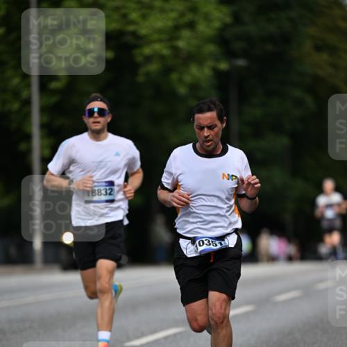 29.06.2025 - hella hamburg halbmarathon Dr. Thomas Lammeyer http://msf.ph/oto/8178926 29.06.2025 09:47:00 Kennedybrücke 1953, 2075, 2180, 2203, 2483, 3189, 3379, 8318, 8376, 9804, 10351, 11150 meine-sportfotos.de