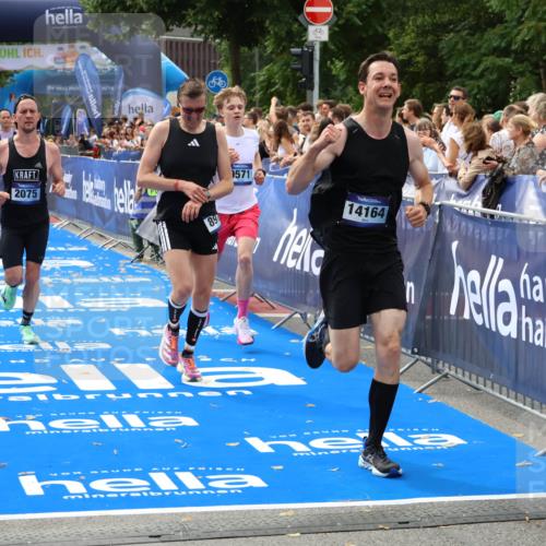 29.06.2025 - hella hamburg halbmarathon Zöllner http://msf.ph/oto/8178997 29.06.2025 10:29:27 Ziel 2075, 8975, 9571, 10156, 12234, 13838, 14164, 15880, 16118, 18737, 19203 meine-sportfotos.de