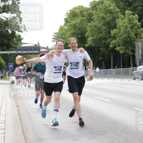 29.06.2025 - hella hamburg halbmarathon Jannik Wohlers http://msf.ph/oto/8179012 29.06.2025 10:22:40 Lombardsbrücke 1853, 3029, 3034, 4190, 4266, 4793, 5629, 6578, 6784, 6785, 6849, 7266, 7891, 8687, 8688, 9133, 9877, 9913, 10205, 12025, 12190, 12265, 13560, 14041, 15469, 16416, 16558, 16565, 16566, 16863, 17099, 17657 meine-sportfotos.de