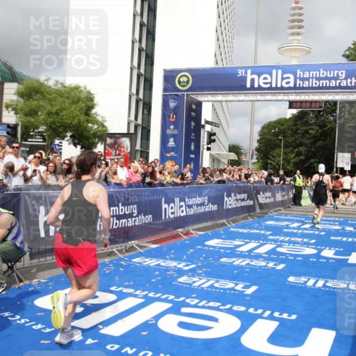29.06.2025 - hella hamburg halbmarathon Michael Strokosch http://msf.ph/oto/8179023 29.06.2025 10:39:29 Ziel 1343, 2546, 2972, 6037, 6152, 8346, 12335, 12372, 14359, 15013, 15866 meine-sportfotos.de
