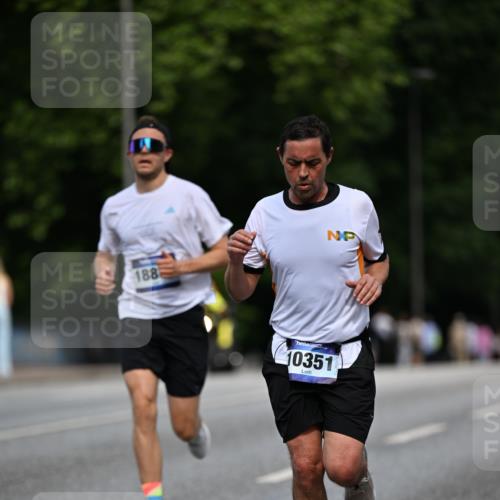 29.06.2025 - hella hamburg halbmarathon Dr. Thomas Lammeyer http://msf.ph/oto/8179032 29.06.2025 09:47:01 Kennedybrücke 1953, 2075, 2180, 2203, 2483, 3189, 3379, 8318, 8376, 9804, 10351, 11150 meine-sportfotos.de