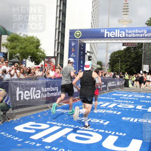 29.06.2025 - hella hamburg halbmarathon Michael Strokosch http://msf.ph/oto/8179038 29.06.2025 10:39:30 Ziel 1343, 2546, 2972, 6152, 8346, 12335, 12372, 14359, 15013, 15866 meine-sportfotos.de
