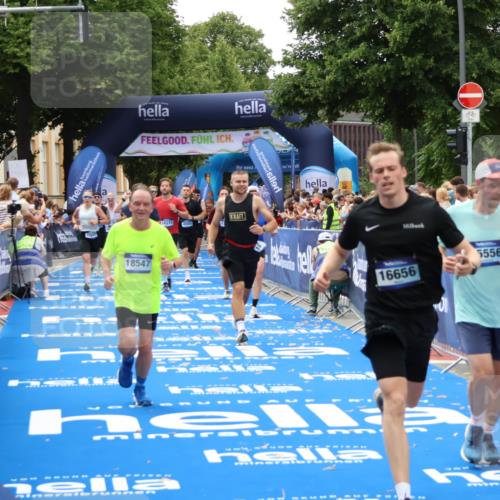 29.06.2025 - hella hamburg halbmarathon Zöllner http://msf.ph/oto/8179060 29.06.2025 10:39:16 Ziel 2044, 3282, 4565, 5752, 8319, 8925, 11305, 12046, 13479, 13729, 14311, 15556, 16656, 17646, 17668, 18149, 18547 meine-sportfotos.de