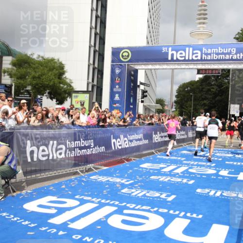 29.06.2025 - hella hamburg halbmarathon Michael Strokosch http://msf.ph/oto/8179073 29.06.2025 10:39:33 Ziel 1343, 2546, 2972, 6152, 7152, 7154, 8346, 9116, 9265, 12335, 12372, 15013, 15336, 15965 meine-sportfotos.de