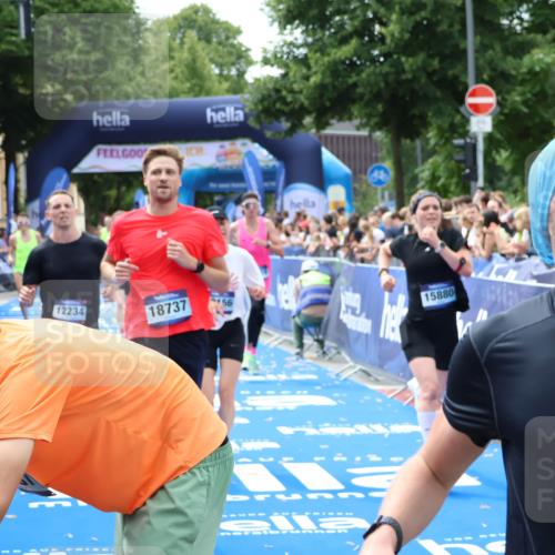 29.06.2025 - hella hamburg halbmarathon Zöllner http://msf.ph/oto/8179083 29.06.2025 10:29:32 Ziel 2021, 2180, 8784, 9137, 10156, 10790, 12234, 15880, 16118, 17197, 18737, 19203 meine-sportfotos.de