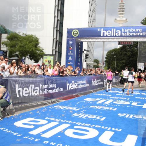 29.06.2025 - hella hamburg halbmarathon Michael Strokosch http://msf.ph/oto/8179084 29.06.2025 10:39:33 Ziel 1343, 2546, 2972, 6152, 7152, 7154, 8346, 9116, 9265, 12335, 12372, 15013, 15336, 15965 meine-sportfotos.de