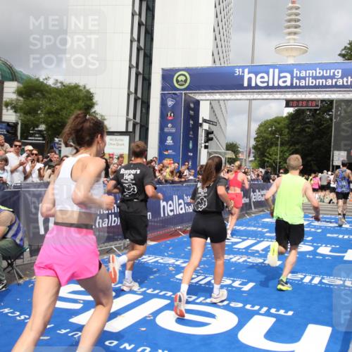29.06.2025 - hella hamburg halbmarathon Michael Strokosch http://msf.ph/oto/8179113 29.06.2025 10:39:37 Ziel 1343, 7152, 7154, 9116, 9265, 11806, 14077, 15336, 15828, 15965, 17215, 17360, 18154, 18285, 18803 meine-sportfotos.de