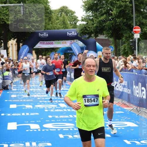 29.06.2025 - hella hamburg halbmarathon Zöllner http://msf.ph/oto/8179120 29.06.2025 10:39:18 Ziel 2044, 3282, 4565, 5752, 8319, 8925, 11305, 12046, 13479, 13729, 14311, 17646, 17668, 18149, 18547 meine-sportfotos.de