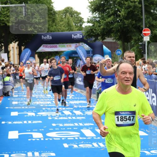 29.06.2025 - hella hamburg halbmarathon Zöllner http://msf.ph/oto/8179129 29.06.2025 10:39:18 Ziel 2044, 3282, 4565, 5752, 8319, 8925, 11305, 12046, 13479, 13729, 14311, 17646, 17668, 18149, 18547 meine-sportfotos.de
