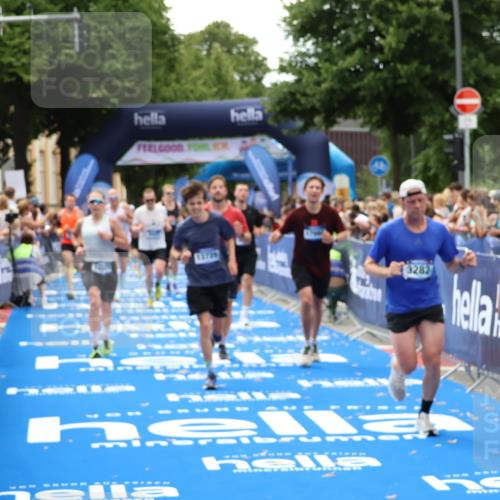 29.06.2025 - hella hamburg halbmarathon Zöllner http://msf.ph/oto/8179153 29.06.2025 10:39:19 Ziel 2044, 3282, 4565, 5752, 6037, 8319, 8925, 11305, 12046, 13479, 13729, 14311, 17646, 17668, 18149 meine-sportfotos.de