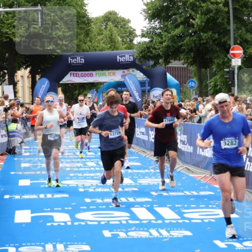 29.06.2025 - hella hamburg halbmarathon Zöllner http://msf.ph/oto/8179163 29.06.2025 10:39:19 Ziel 2044, 3282, 4565, 5752, 6037, 8319, 8925, 11305, 12046, 13479, 13729, 14311, 17646, 17668, 18149 meine-sportfotos.de