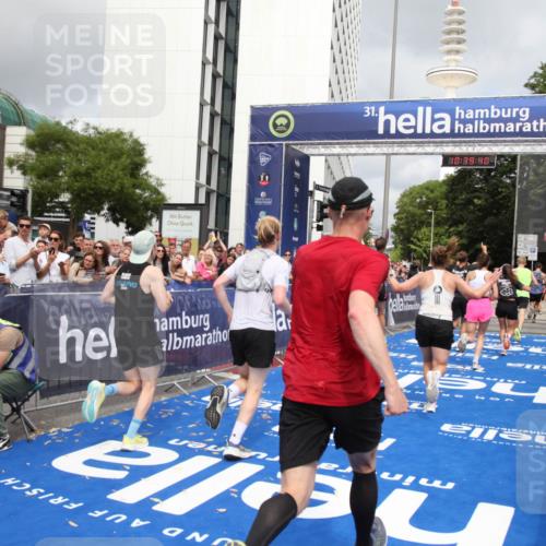 29.06.2025 - hella hamburg halbmarathon Michael Strokosch http://msf.ph/oto/8179187 29.06.2025 10:39:39 Ziel 4888, 7152, 7154, 9116, 9265, 11284, 11806, 14077, 15094, 15336, 15828, 15965, 17215, 17360, 17425, 18154, 18285, 18803 meine-sportfotos.de